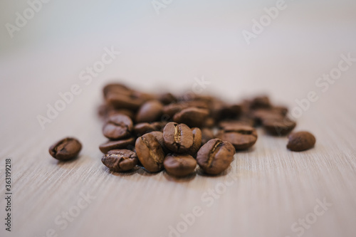 Fototapeta Naklejka Na Ścianę i Meble -  granos de café de especialidad en una mesa con fondo desenfocado