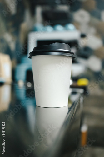 Fotografie porta filtros con tazas de café en cafetería moderna de especialidad café para l
