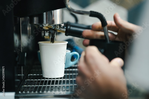 porta filtros con tazas de café en cafetería moderna de especialidad café para llevar