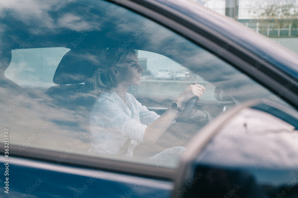 Φωτογραφία Concentrated woman driving car