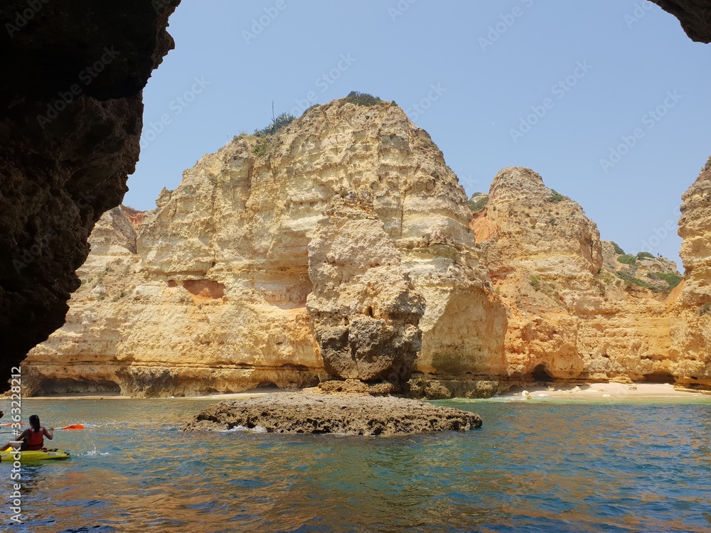 Der wohl schönste Teil des Felsalgarve liegt in der nähe von Lagos Portugal. Bei einer morgentlichen (dann sind die Lichtverhältnisse besonders gut) Bootsfahrt kann man Höhlen und Strände entdecken. Der wohl schönste Teil des Felsalgarve liegt in der nähe von Lagos Portugal. Bei einer morgentlichen (dann sind die Lichtverhältnisse besonders gut) Bootsfahrt kann man Höhlen und Strände entdecken.