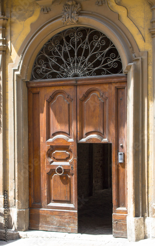 Włochy , Marche , sierpień 2016 , stare drzwi do kamienicy w Urbino