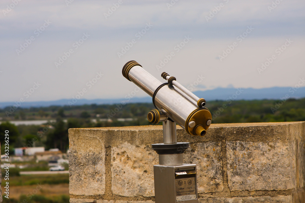 A telescope on the walls of Aigues-Mortes 