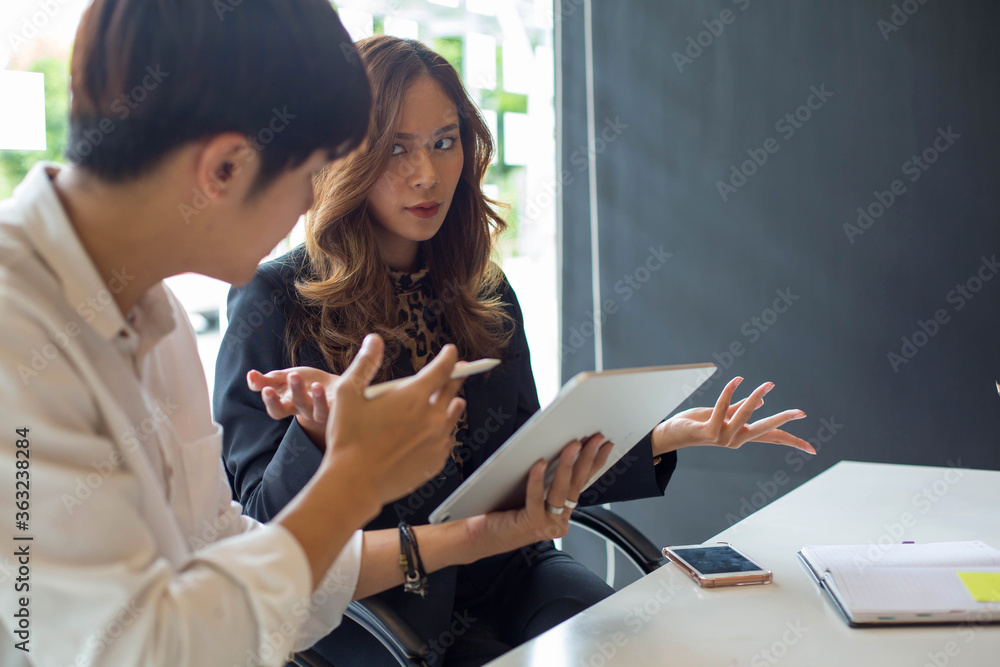 Fototapeta premium Asia business partner Who agreed to do business together and successfully two people working at the meeting