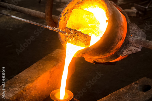 Fényképezés large bowl of molten metal at a steel mill. Steel production.