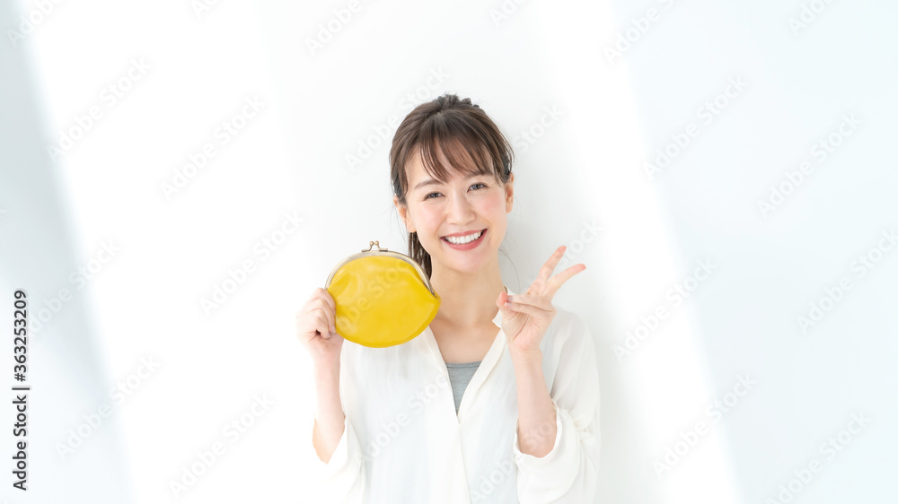 財布を持つ女性 財布を持つ女性