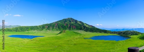 阿蘇草千里展望台から草千里ヶ浜のパノラマ風景写真
最高に美しい大自然の絶景風景
新緑・初夏
日本
A panoramic view of Kusasenrigahama from Aso Kusasenri Observatory
The most beautiful scenery of nature
Fresh green/early summer
Japan