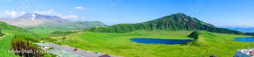 阿蘇山への道
美しい晴天と青空を背景に阿蘇草千里の風景
新緑と初夏の季節
パノラマ撮影
Road to Mount Aso
Scenery of Aso Kusoseri against the background of beautiful clear sky
Fresh green and early summer season
Panoramic shooting photo