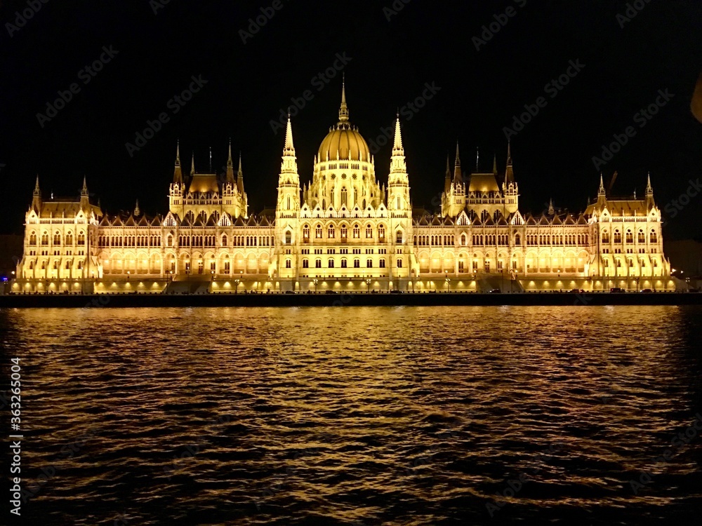 parliament building in budapest at night