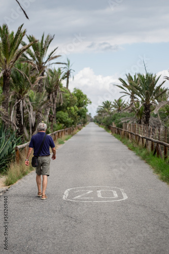 Hombre paseando por camino costero