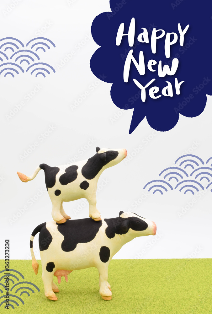 2021年 丑年の年賀状デザイン 芝生の上に牛の粘土人形 縦位置 2021年 丑年の年賀状デザイン 芝生の上に牛の粘土人形 縦位置