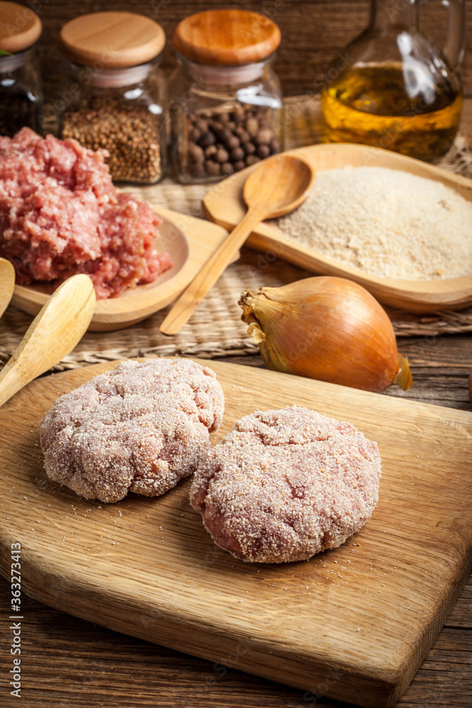 Preparation of ground chopper for frying. Preparation of ground chopper for frying.