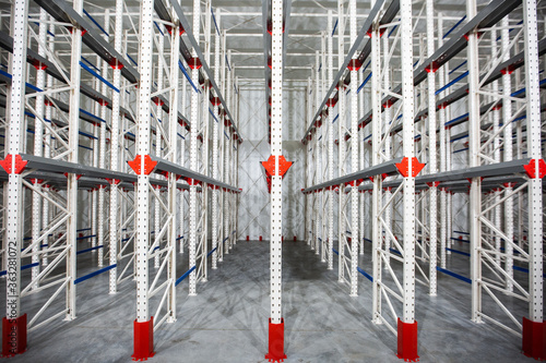 Obraz na płótnie Warehouse Cantilever Racking Systems for storage Aluminum Pipe or profiles. Pallet Rack and Industrial Warehouse Racking. Steel profiles. Interior of Empty Big Huge Warehouse. w salonie