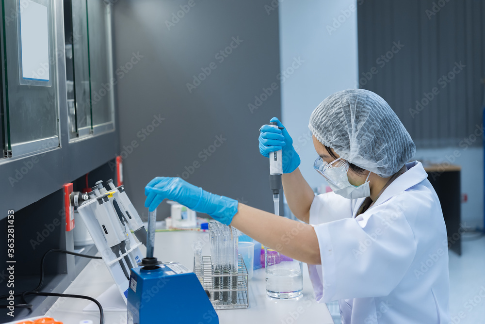 The scientists injected chemicals into plastic tubes,Scientist mix chemicals with The shake machine Before the experiment.Mixture laced with samples into test tubes,prepare sample for test The scientists injected chemicals into plastic tubes,Scientist mix chemicals with The shake machine Before the experiment.Mixture laced with samples into test tubes,prepare sample for test