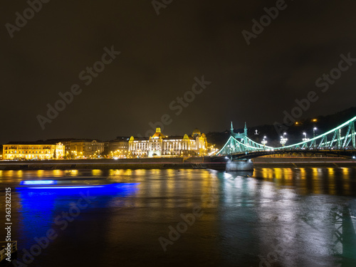 Il ponte Elisabetta sul Danubio a Budapest Ungheria