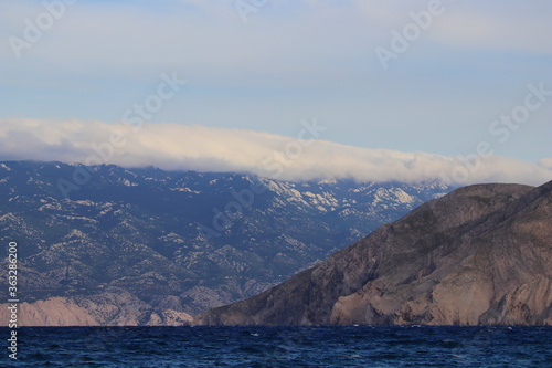 wolken rund um die bucht von baska auf krk