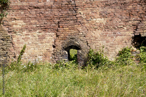 Obraz na płótnie Ruin of an old field stone oven w salonie