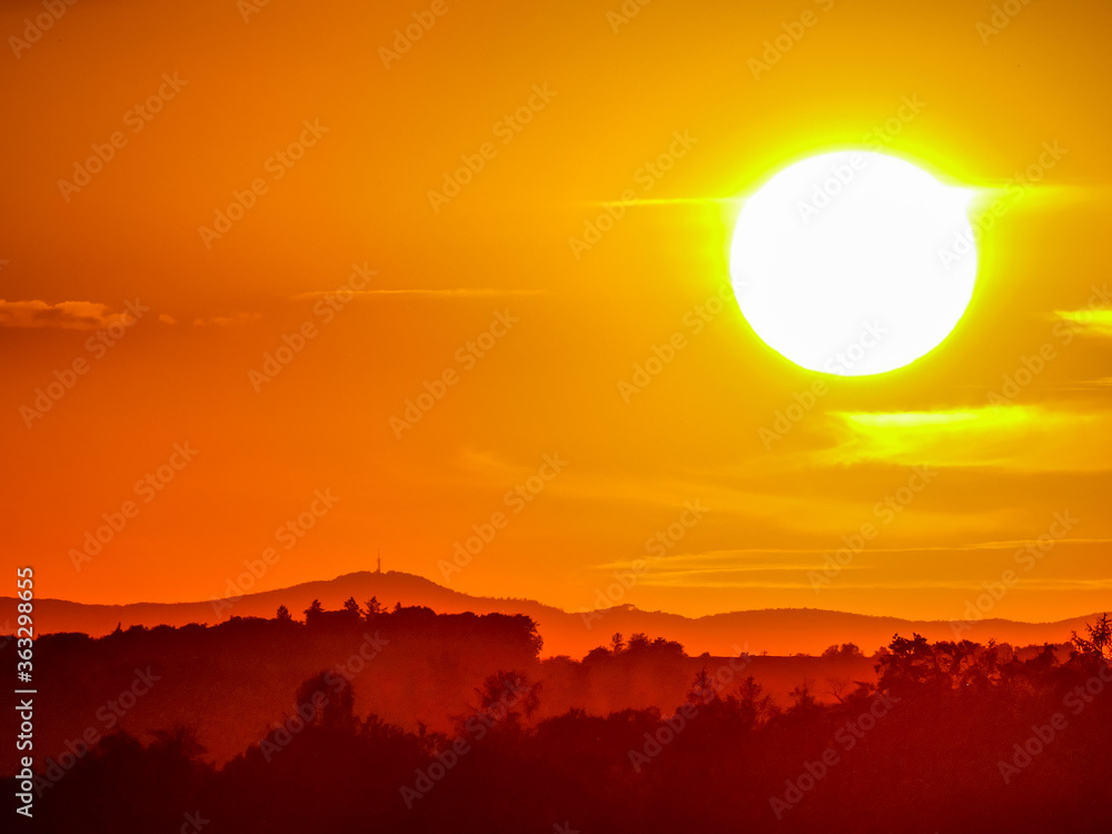 Sonnenuntergang in Hügellandschaft Sonnenuntergang in Hügellandschaft