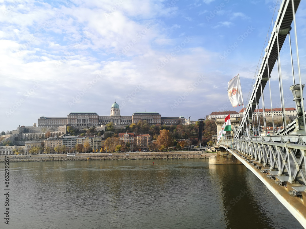Fototapeta premium Il castello di Budapest visto dal ponte della catene 