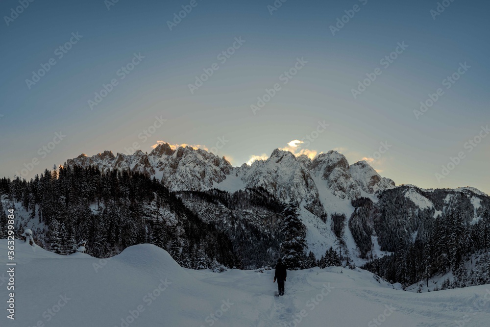 Sonnentuntergang hinter einem Winterlichen berg