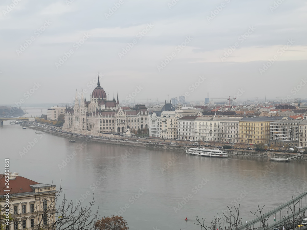 Veduta di Budapest ed del suo parlamento