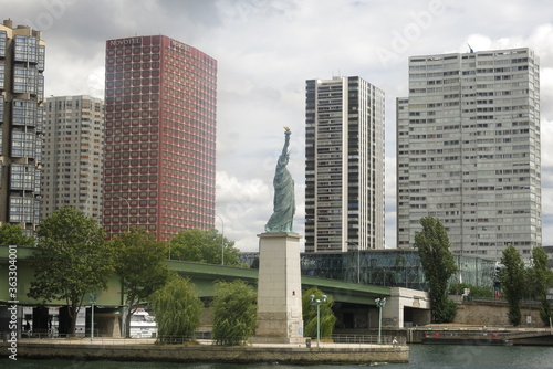 Statue de la libertée française dans paris 