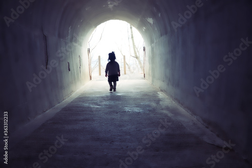 トンネルの中の少女