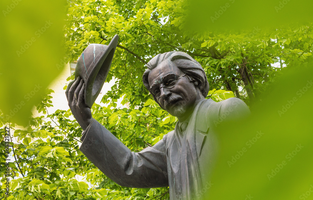 Fototapeta premium monument to Jewish writer Sholem Aleichem in the center of Kyiv