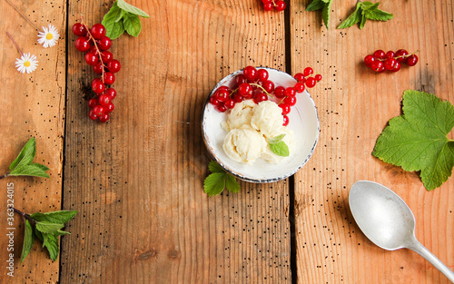 Vanilleeis mit Johannisbeeren rot rote Beeren Eis Vanille 