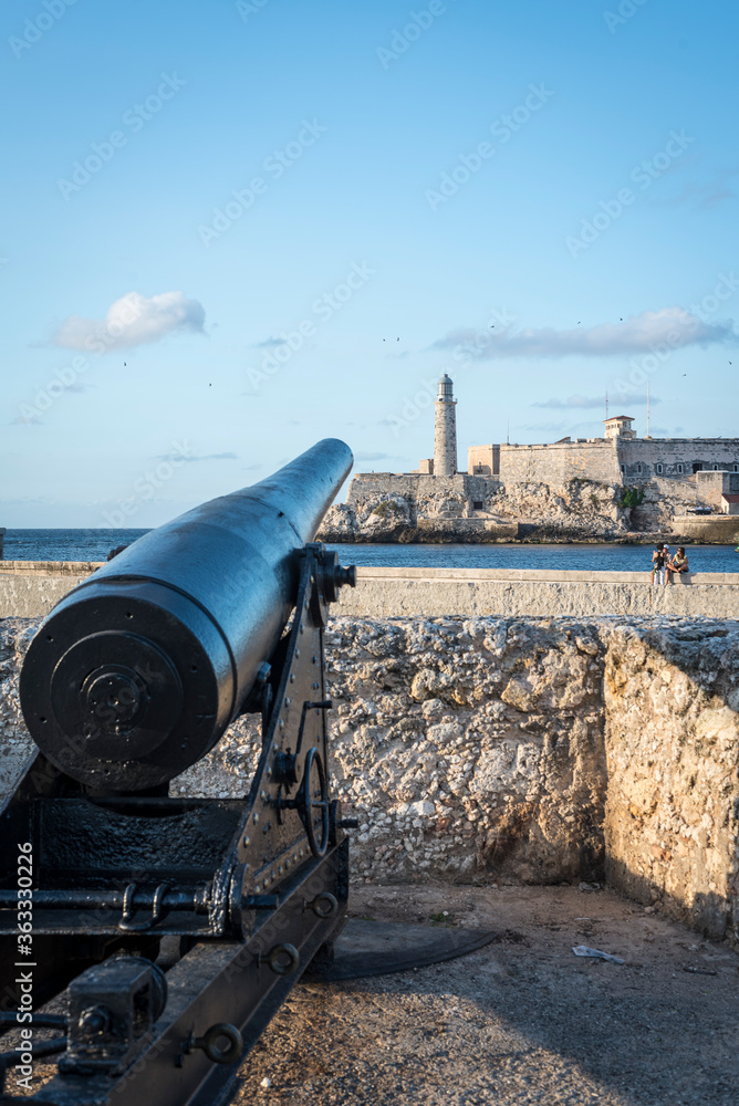 Cañón apuntando al faro del Castillo del Morro en La Habana Cuba