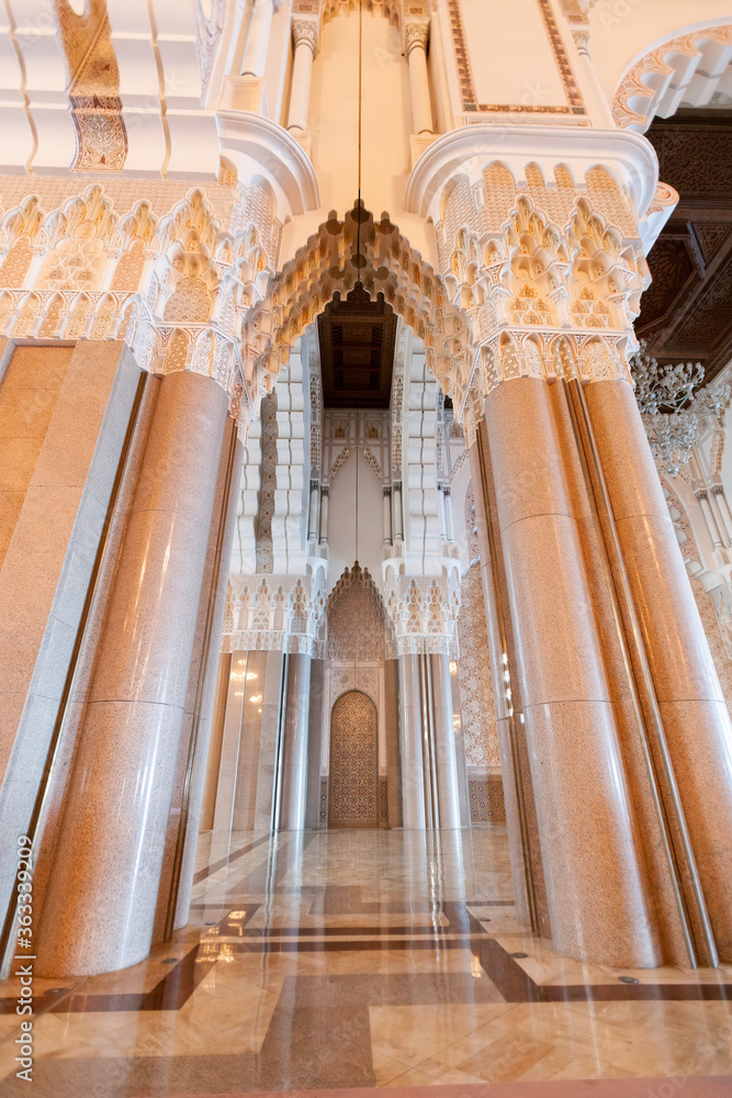 Foto de CASABLANCA, MOROCCO - OCTOBER 31: The interior of the Mosque ...