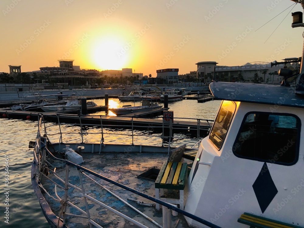Naklejka premium boat jetty at sunset view