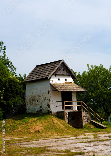 old wooden cottage © Posztós János