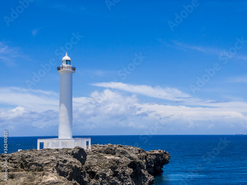 夏のさわやかな青空と沖縄の観光スポットの残波岬灯台と海と崖 05