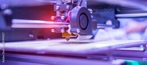 Foto 3D printer or additive manufacturing and robotic automation technology