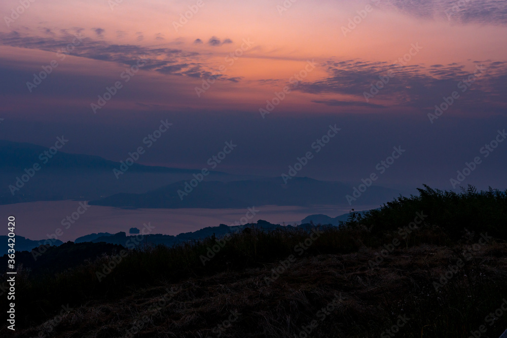 太良山系と大村湾の朝焼け　長崎の風景
