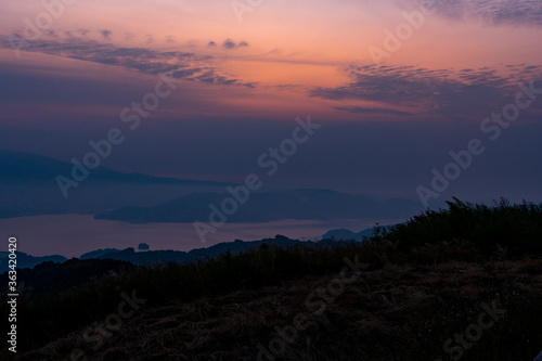 太良山系と大村湾の朝焼け 長崎の風景
