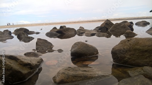 rocks on the beach © Felipe