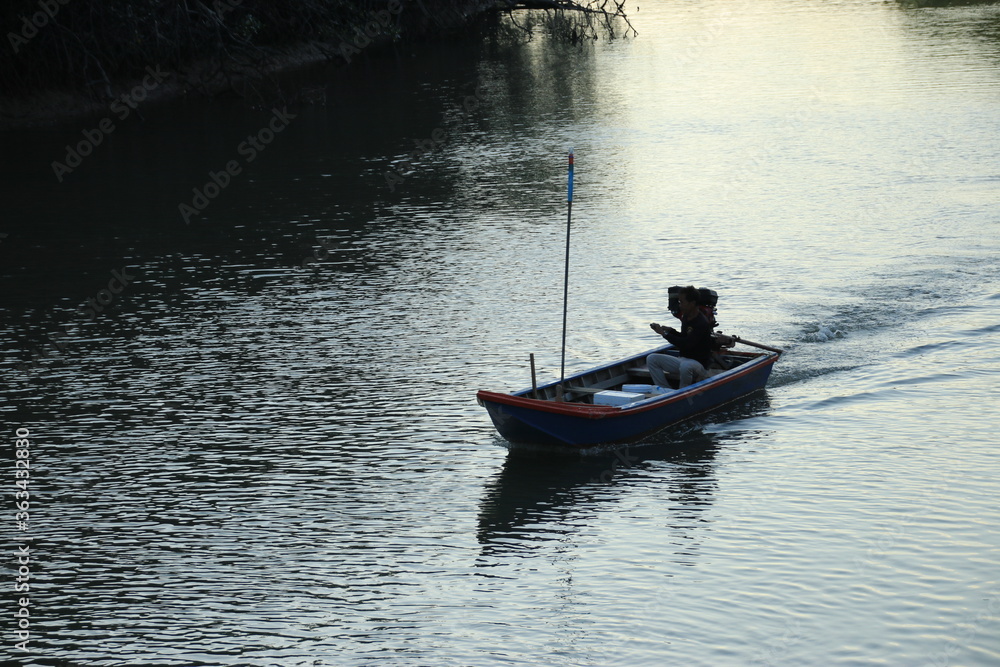 Naklejka premium Long tail boat of fishermen on the sea