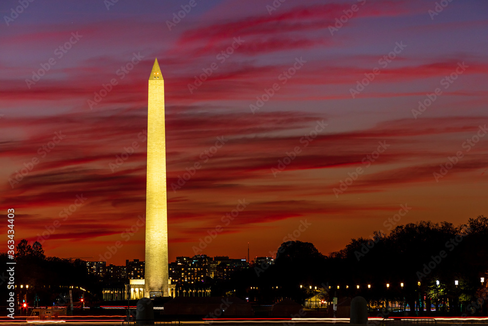 Obraz premium Washington Monument with red cloud