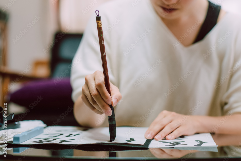 書道をする日本人女性 習字 毛筆 書道をする日本人女性 習字 毛筆
