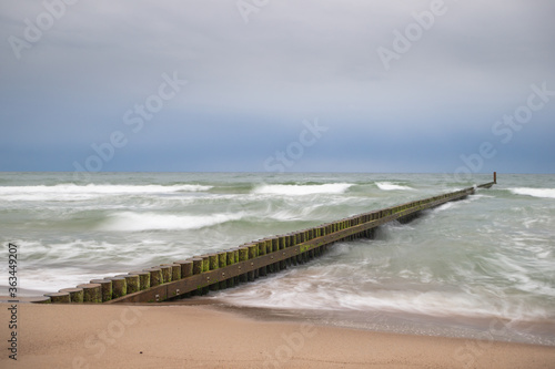 Fototapeta Naklejka Na Ścianę i Meble -  falochron na brzegu morza. Morze Bałtyckie plaża na wschód od Darłowa