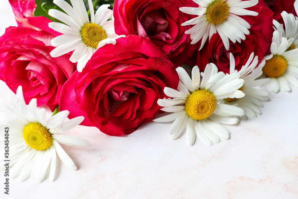 Obraz premium postcard mockup. bouquet of white daisies and red roses. invitation. congratulation. bouquet of red and white flowers