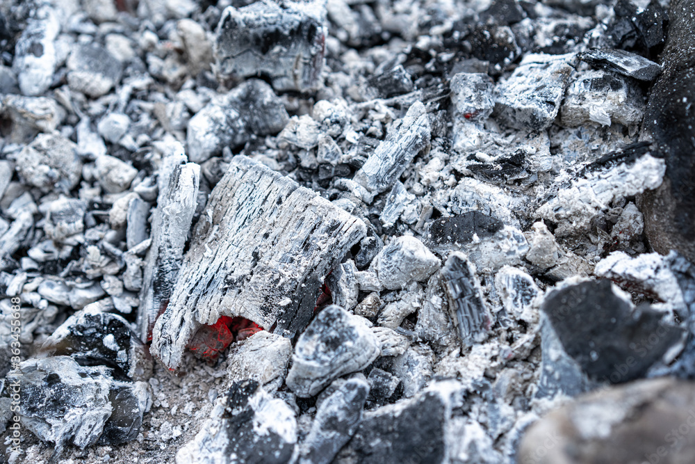 Obraz premium Coals and ashes from a fire