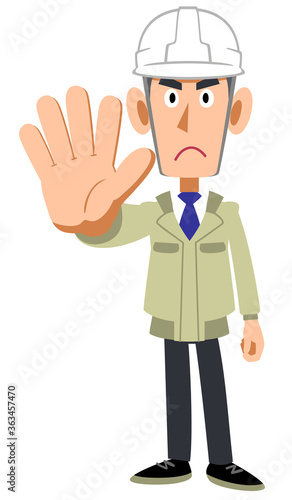 制止するヘルメットを被った作業着の男性
