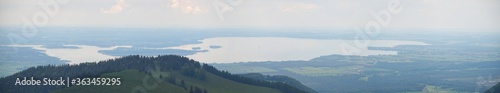 Großes Chiemsee-Panorama am Abend