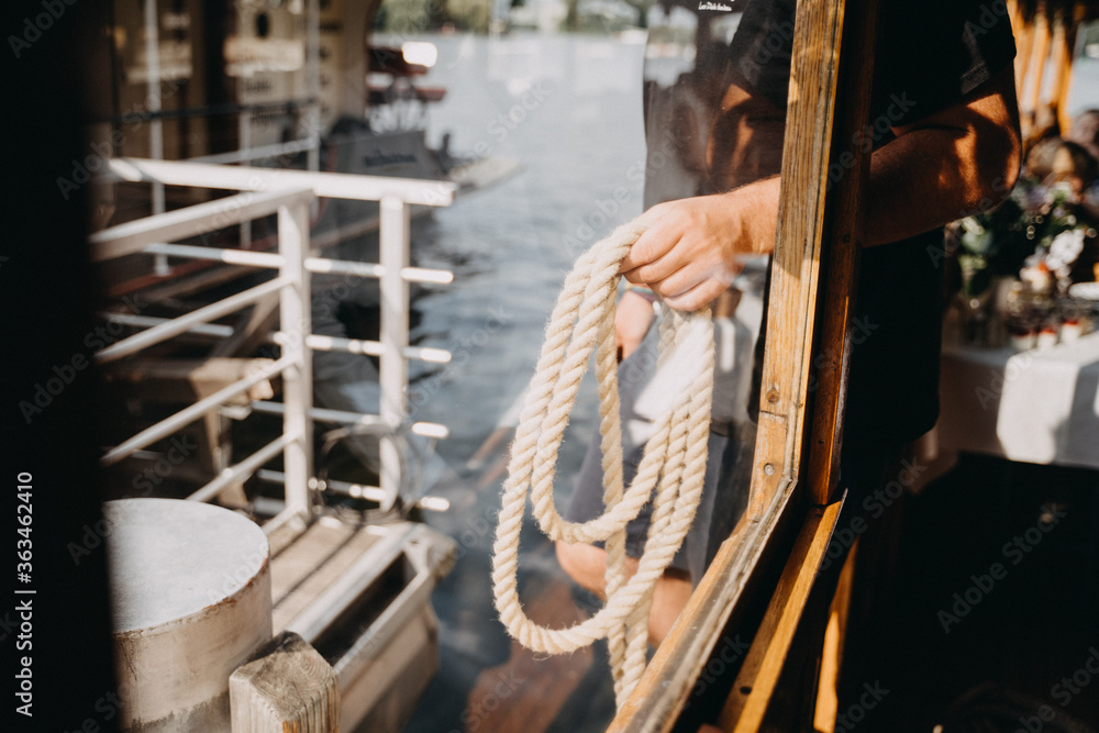 Anlegen eines Bootes im Hafen mit einem Seil