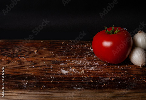 Deska z jedzeniem, śniadanie, pomidor © Robert