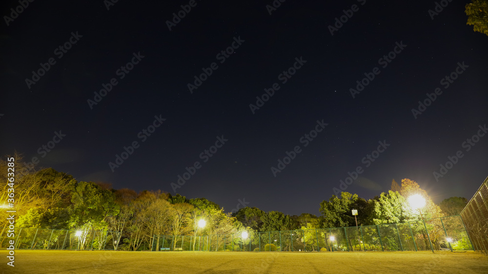 夜の公園のグランドの夜景