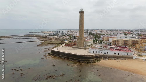 The highest lighthouse on the coast is that of Chipiona on the Atlantic in Andalusia. The drone flies a quarter circle to the left and shows the coast and the city.